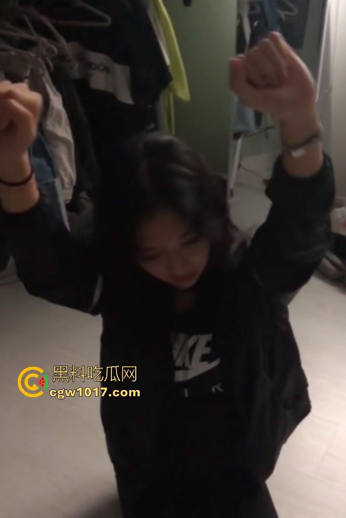 出租屋调教反差女友，淫荡骚货任人摆布口交顶到喉管，手举高高不许放下，录像还害羞，这么骚了记录生活怎么了？-1