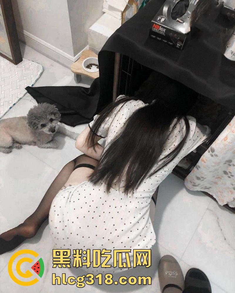 超刺激母子乱伦，趁老爸在睡午觉，厨房后入极品身材骚妈，一路操到房间门口，监视爸爸乱伦爆操！-1