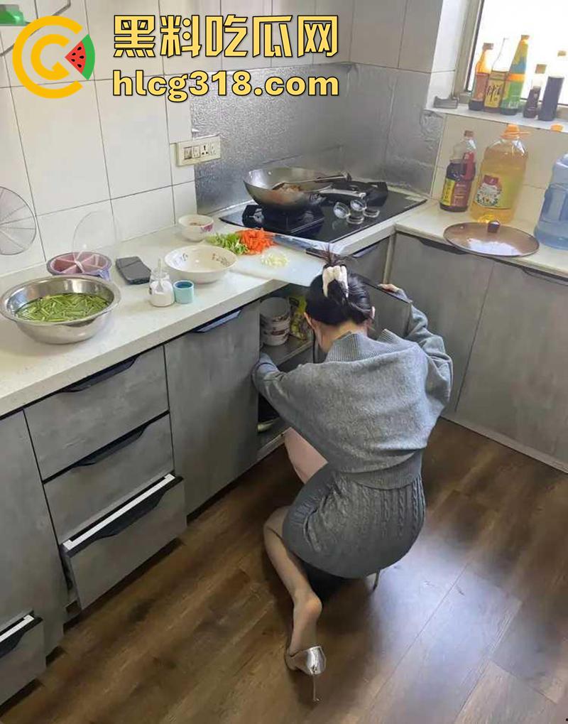 超刺激母子乱伦，趁老爸在睡午觉，厨房后入极品身材骚妈，一路操到房间门口，监视爸爸乱伦爆操！-4