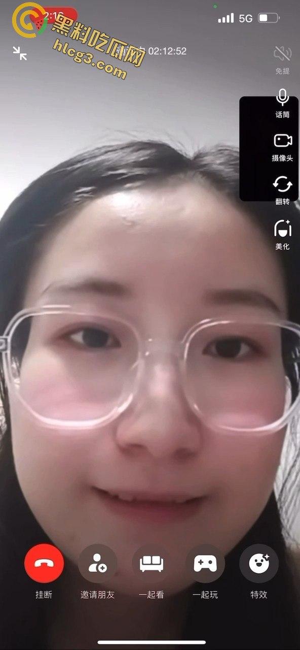 抖音巨星【媛媛】与榜一大哥一对一互动大秀！从抠逼到啤酒瓶塞B，诱惑爆棚-2