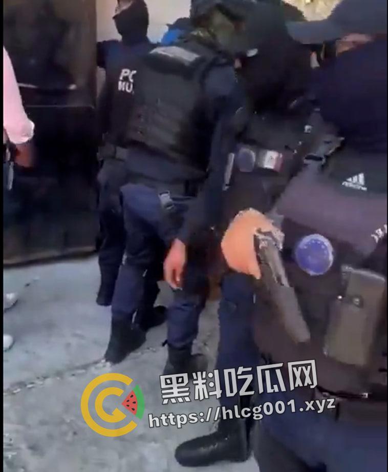 外网大瓜！墨西哥夫妇绑架邻居8岁女孩要钱还撕票 被抓住后当街暴打私刑至死  奶子都打烂了 活该被打死 现场直达-8