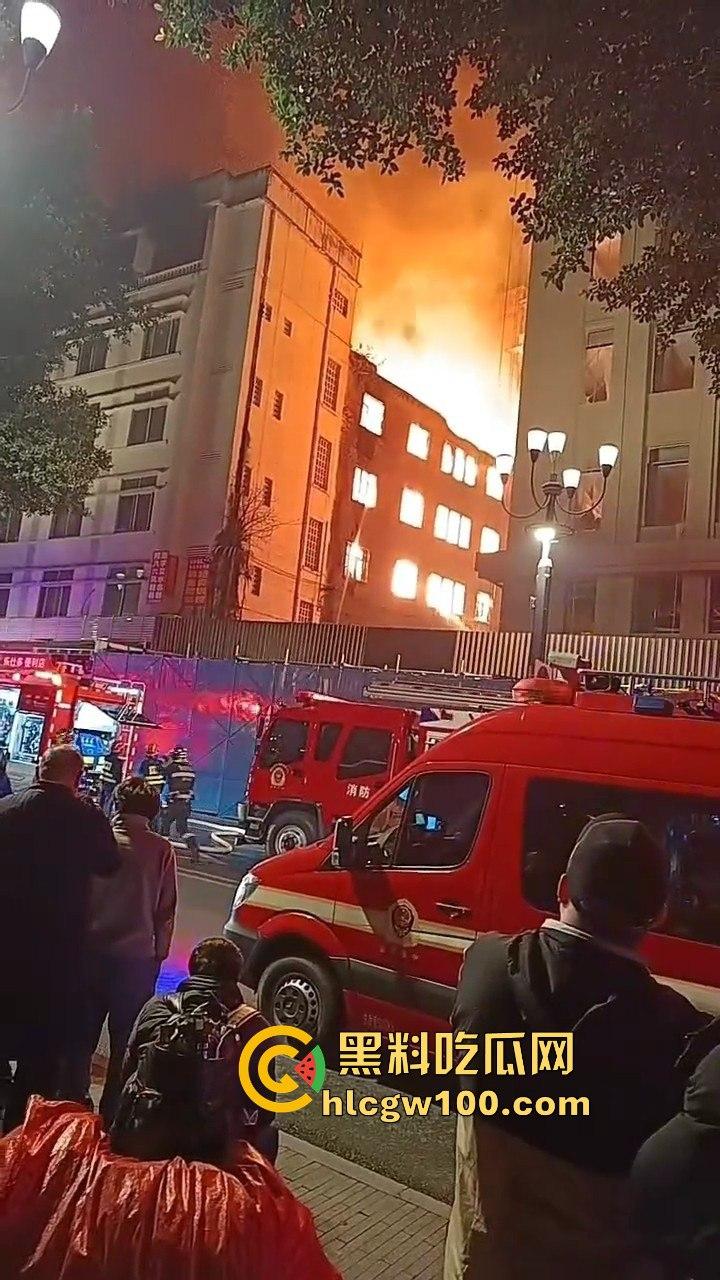 天降灾祸！！重庆市渝中区威斯汀对面新华路家电城失火，现场火光冲天，堪称人间地狱。-1