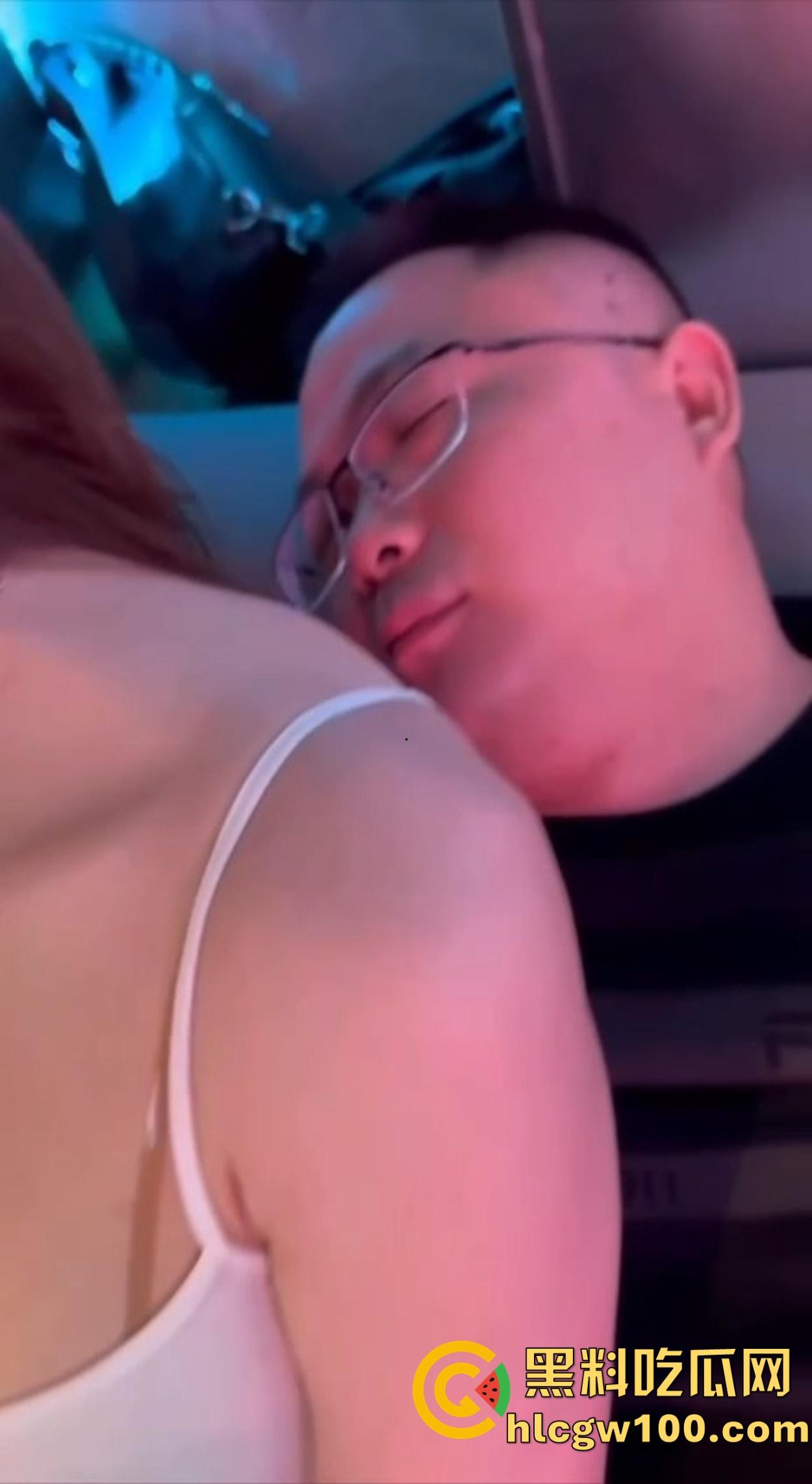 兄弟KTV喝趴睡着，大奶女友骚到直接扒衣看胸，胸贴亮瞎眼，嘴上还叫别弄坏衣服，怪不得把人榨废！-7