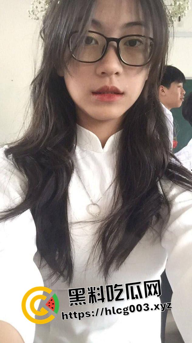 反差越南高中妹 胡志明中学学霸妹子和男友视频自慰被曝光 脱了校服竟然这么骚-1