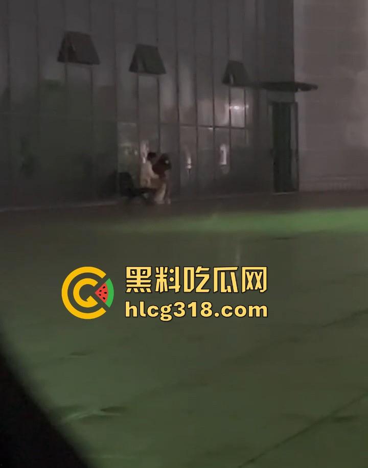 广西某职高情侣露出野战，在学校操场长椅激情啪啪，果然是年轻人开房钱都省了。-5