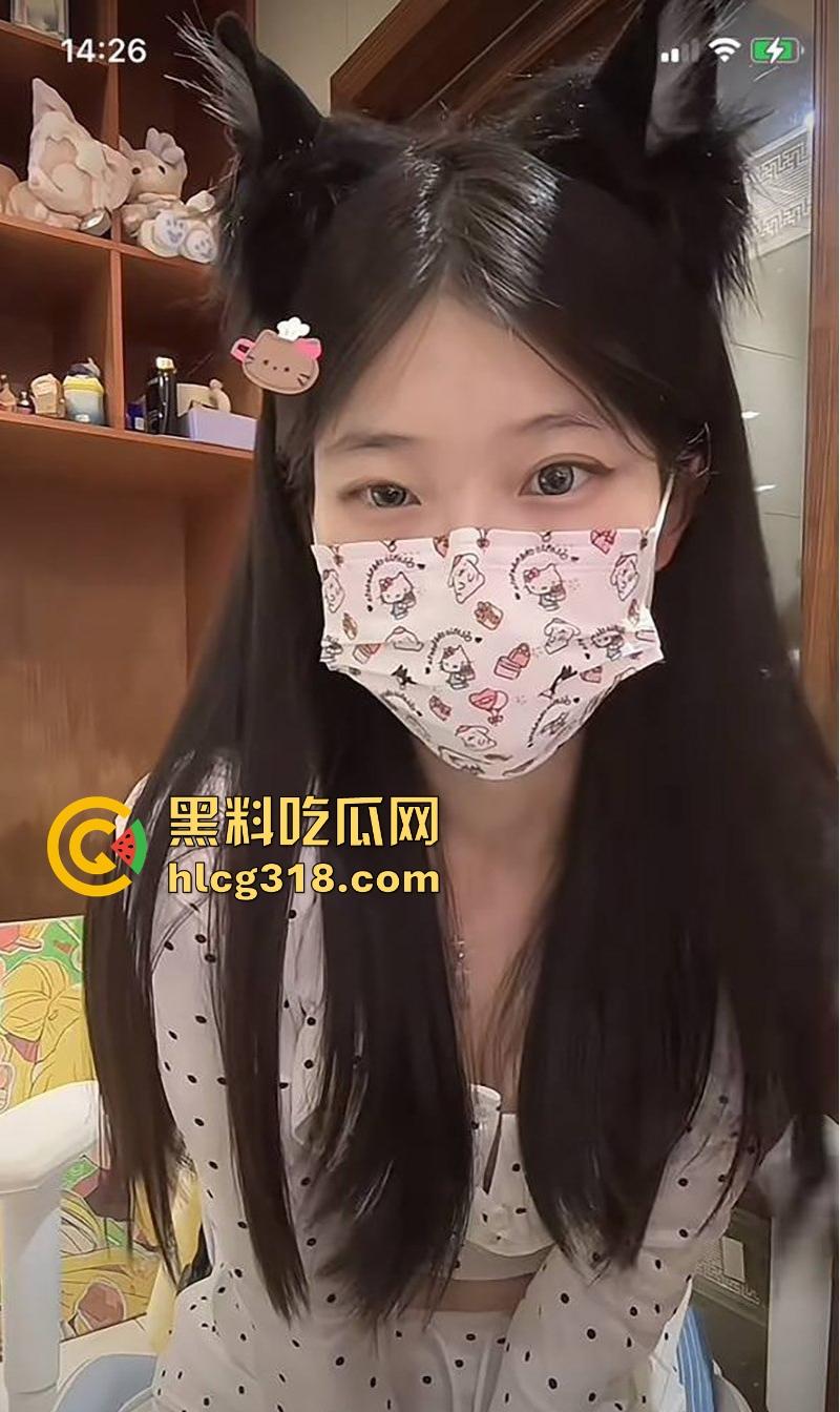 抖音萝莉网红【雪顶蛋糕】私拍福利流出，丝足羞辱比基尼揉奶，清纯的脸蛋粉嫩的穴，这也太反差了！-2