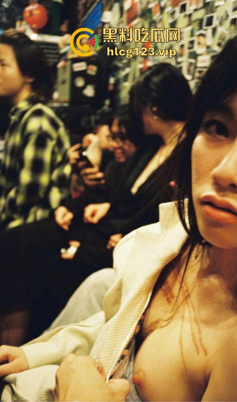 精神小骚妹独自在家玩弄自己！内内纹身自拍，抽烟玩骚，自慰爽到飞起！-20