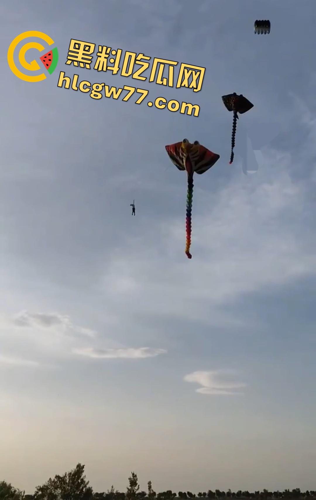 河北石家庄男子坐在风筝线的座位上飞起来大喊“操你妈的还钱”！险些被老鹰叼走小鸡鸡！-7