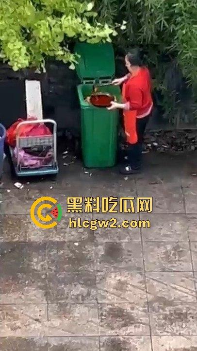 成都猪脚饭店爆雷！潲水桶的油循环再用，健康又美味，老板娘废物利用一绝！-8