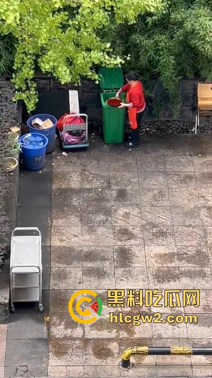 成都猪脚饭店爆雷！潲水桶的油循环再用，健康又美味，老板娘废物利用一绝！-9