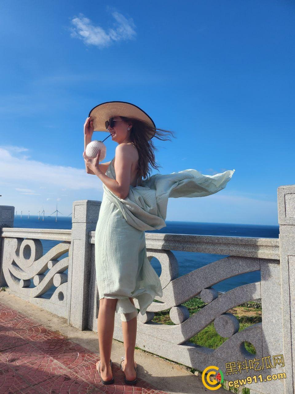 推特调教人妻大神【xiaoxin064】，约炮32岁韵味少妇，把少妇当成母狗边旅游边操，无套内射黑丝翘臀 !-4