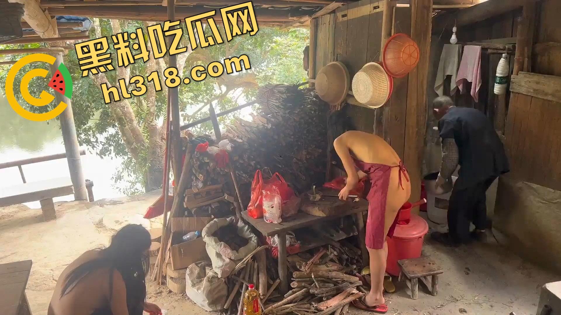 露出天花板御姐『cikaimoon』携闺蜜全裸下乡，裸乳肥臀给大爷做饭送温暖，大爷饭没吃奶吃饱！-6