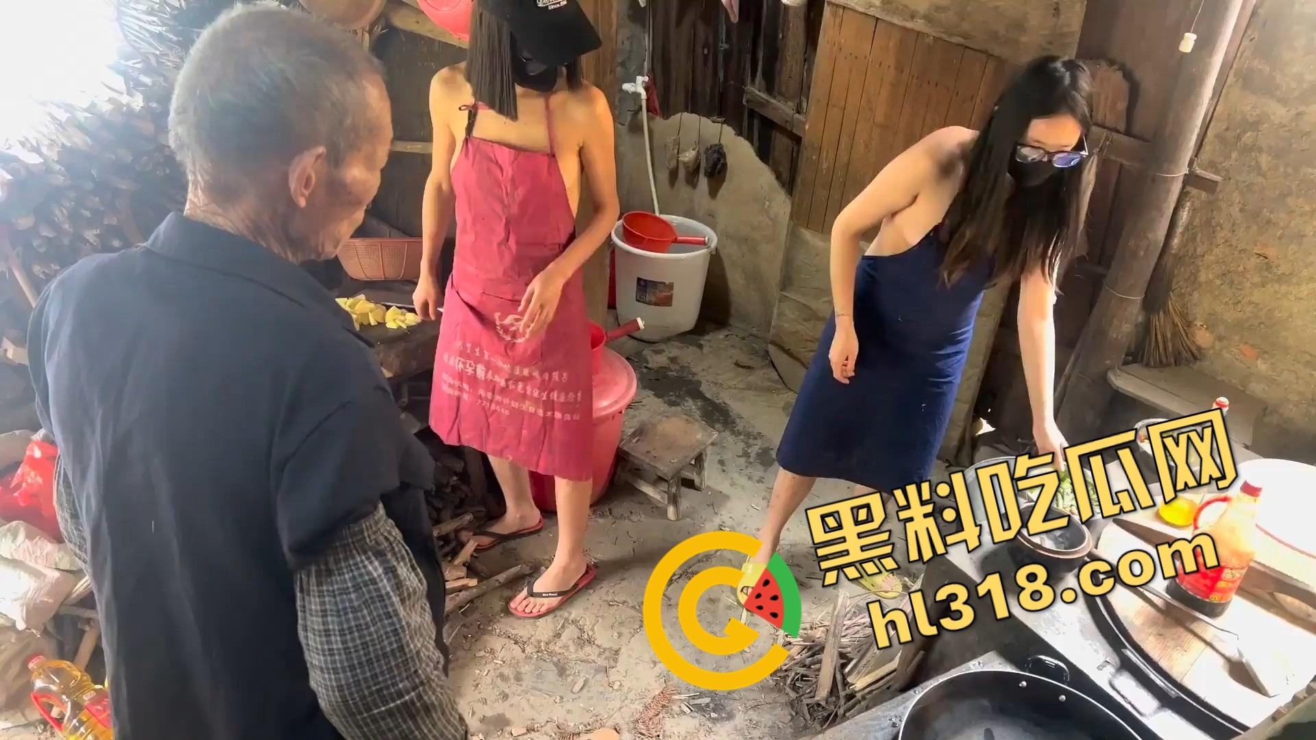 露出天花板御姐『cikaimoon』携闺蜜全裸下乡，裸乳肥臀给大爷做饭送温暖，大爷饭没吃奶吃饱！-11