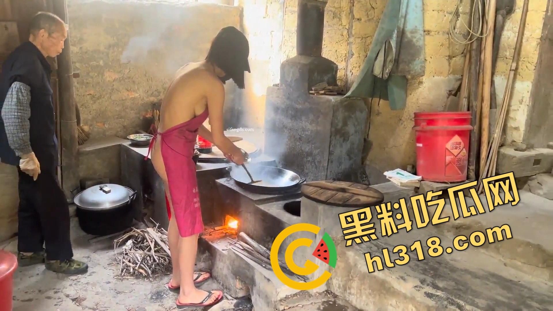 露出天花板御姐『cikaimoon』携闺蜜全裸下乡，裸乳肥臀给大爷做饭送温暖，大爷饭没吃奶吃饱！-12