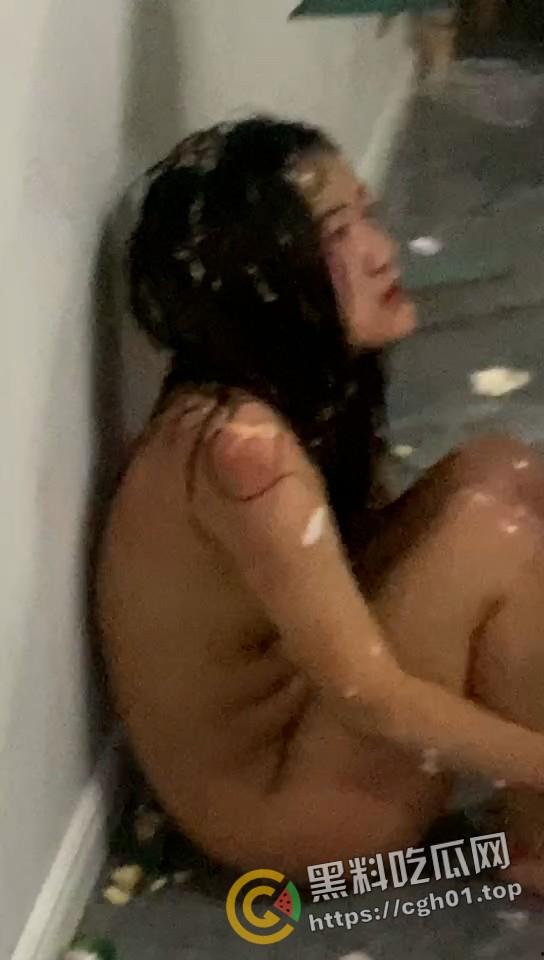 独家爆料！陕西渭南精神小妹为男模争风吃醋 被堵房间打骂 啤酒瓶塞逼 霸凌现场直达-7