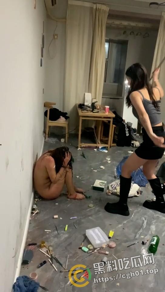 独家爆料！陕西渭南精神小妹为男模争风吃醋 被堵房间打骂 啤酒瓶塞逼 霸凌现场直达-9