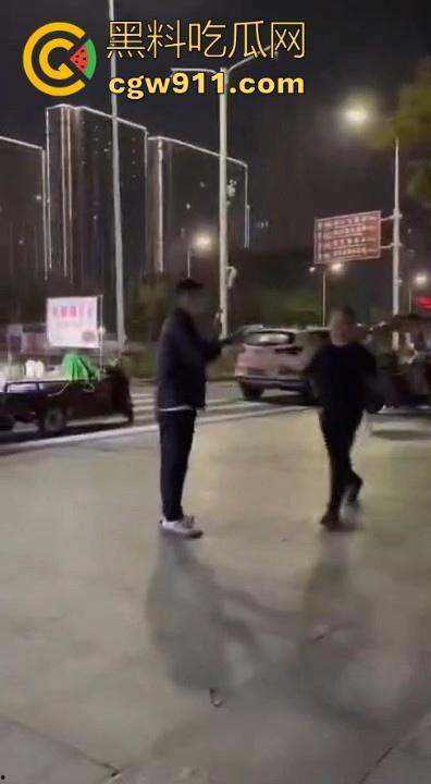 广场暴走团与一名男子发生肢体冲突！男子为求流量挡道拍摄，却遭老年暴走团群殴殴打，打得好！-1