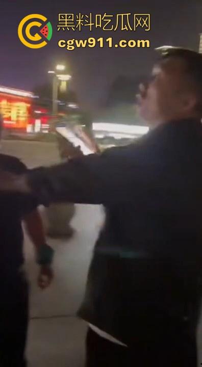广场暴走团与一名男子发生肢体冲突！男子为求流量挡道拍摄，却遭老年暴走团群殴殴打，打得好！-3