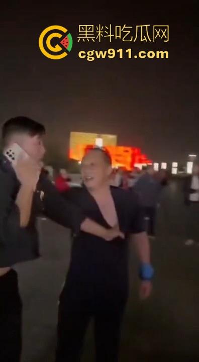 广场暴走团与一名男子发生肢体冲突！男子为求流量挡道拍摄，却遭老年暴走团群殴殴打，打得好！-4