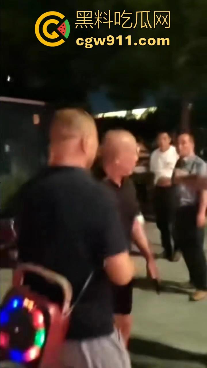 广场暴走团与一名男子发生肢体冲突！男子为求流量挡道拍摄，却遭老年暴走团群殴殴打，打得好！-8