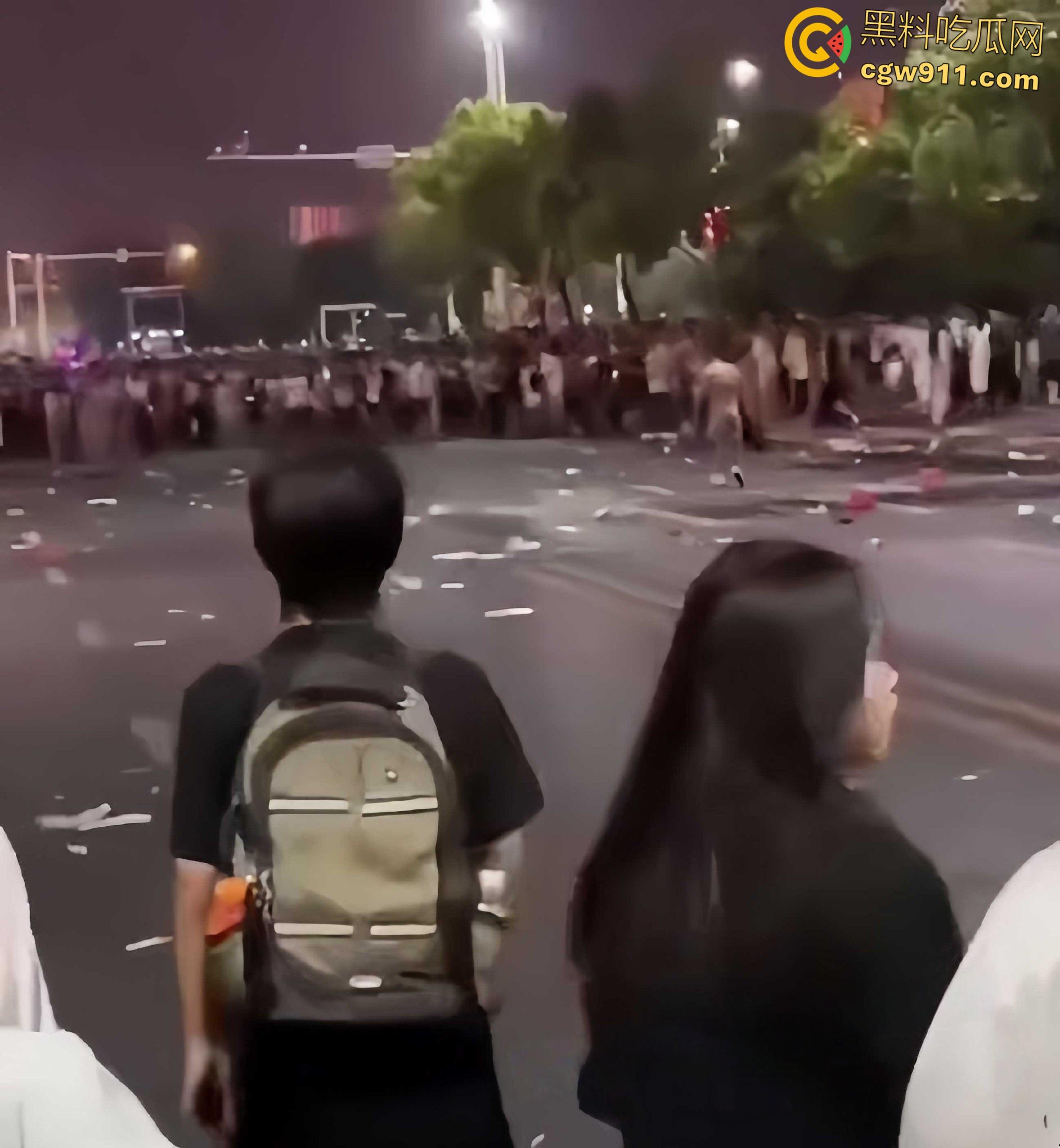 南昌乌龙事件，男子带姐姐一家看烟花不慎走散，他光膀子挥折扇喊外甥，被误认持刀被人群围剿 ！-3