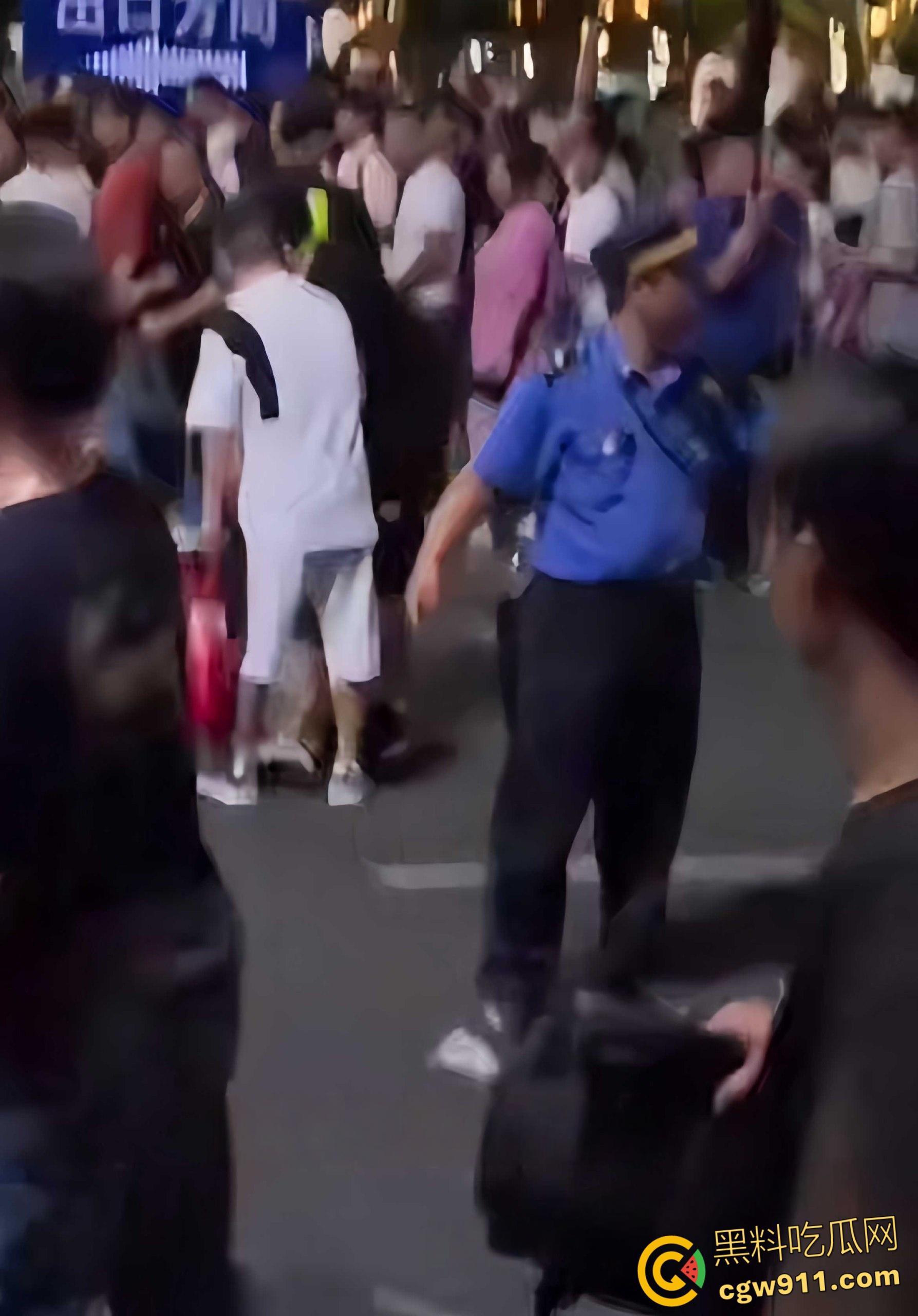 南昌乌龙事件，男子带姐姐一家看烟花不慎走散，他光膀子挥折扇喊外甥，被误认持刀被人群围剿 ！-5