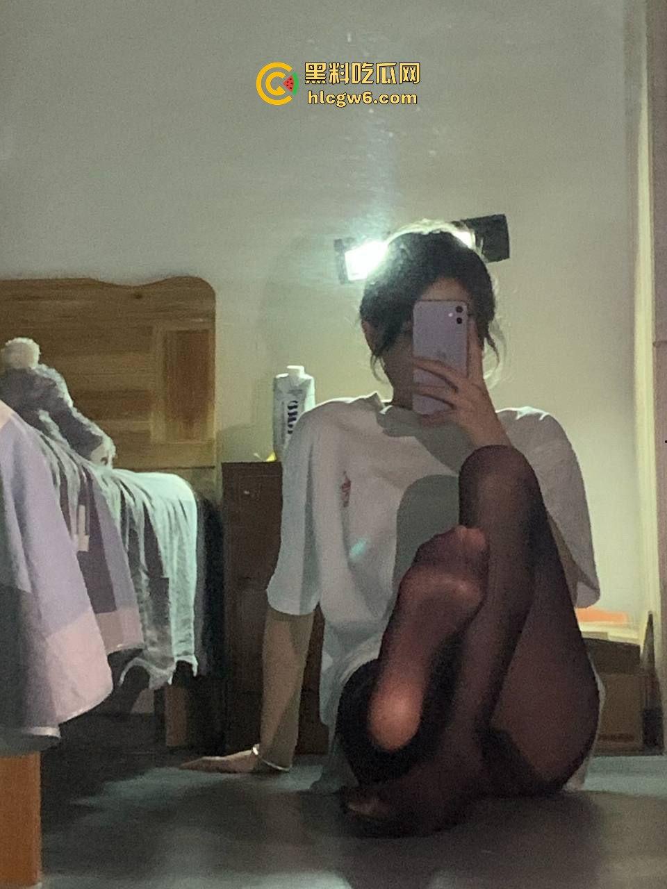 广州老凤祥骚店长【李淼】性爱视频外流，掰开粉嫩逼逼舔鸡吧吞精，全身骚到骨头里，女神装扮全是骗人的！-5