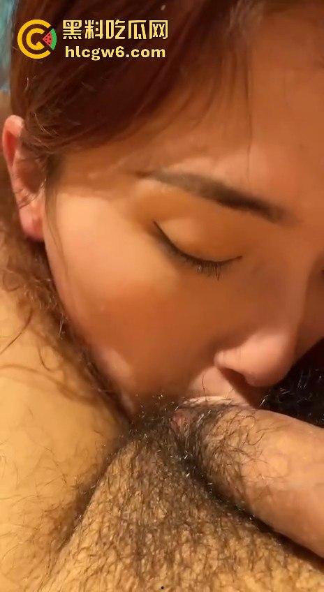 广州老凤祥骚店长【李淼】性爱视频外流，掰开粉嫩逼逼舔鸡吧吞精，全身骚到骨头里，女神装扮全是骗人的！-7