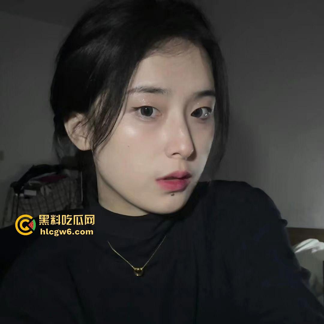 广州老凤祥骚店长【李淼】性爱视频外流，掰开粉嫩逼逼舔鸡吧吞精，全身骚到骨头里，女神装扮全是骗人的！-8