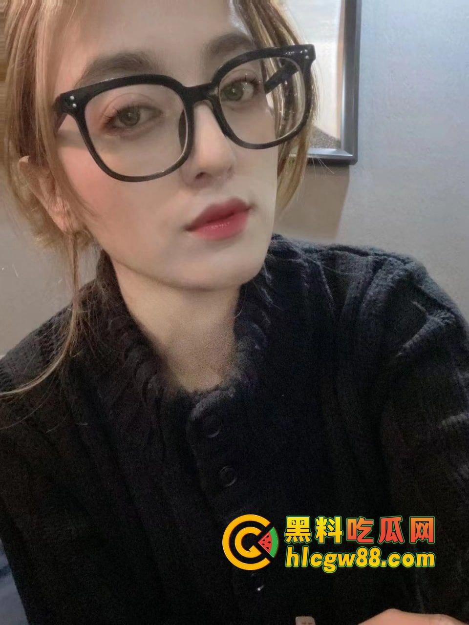 新疆乌鲁木齐财经学院『夏赫曼古丽』混血眼镜婊被颜射满脸，鸡巴吃得香喷喷，管他清不清真照吃不误！-1