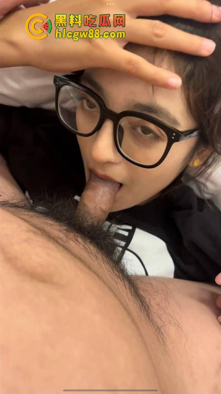 新疆乌鲁木齐财经学院『夏赫曼古丽』混血眼镜婊被颜射满脸，鸡巴吃得香喷喷，管他清不清真照吃不误！-7