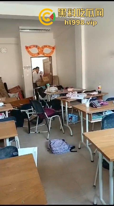 广西百色中学男生玩笑开翻，掏刀狂捅女生！现场尖叫不断，场面混乱不堪！-2
