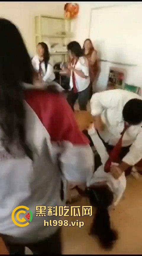 广西百色中学男生玩笑开翻，掏刀狂捅女生！现场尖叫不断，场面混乱不堪！-3