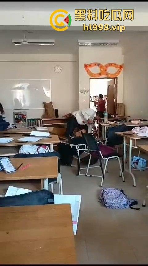 广西百色中学男生玩笑开翻，掏刀狂捅女生！现场尖叫不断，场面混乱不堪！-7