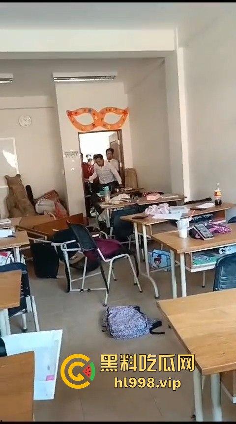 广西百色中学男生玩笑开翻，掏刀狂捅女生！现场尖叫不断，场面混乱不堪！-11