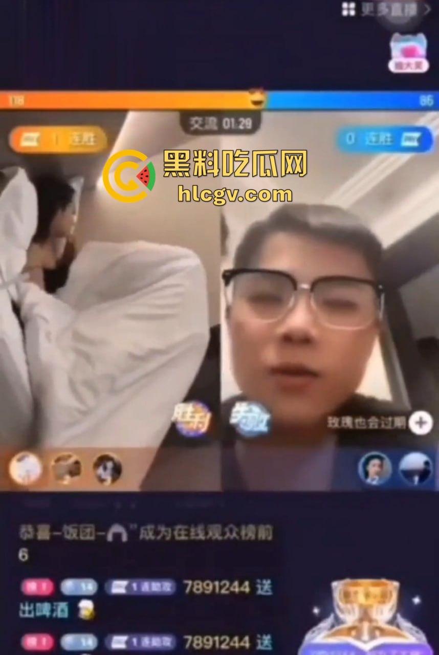 快手骚主播玩得花！一边打PK一边跟男人啪啪，叫床喊得嗓子都哑了这叫赚钱也要爽着来，高兴得脚都蹬床！-4