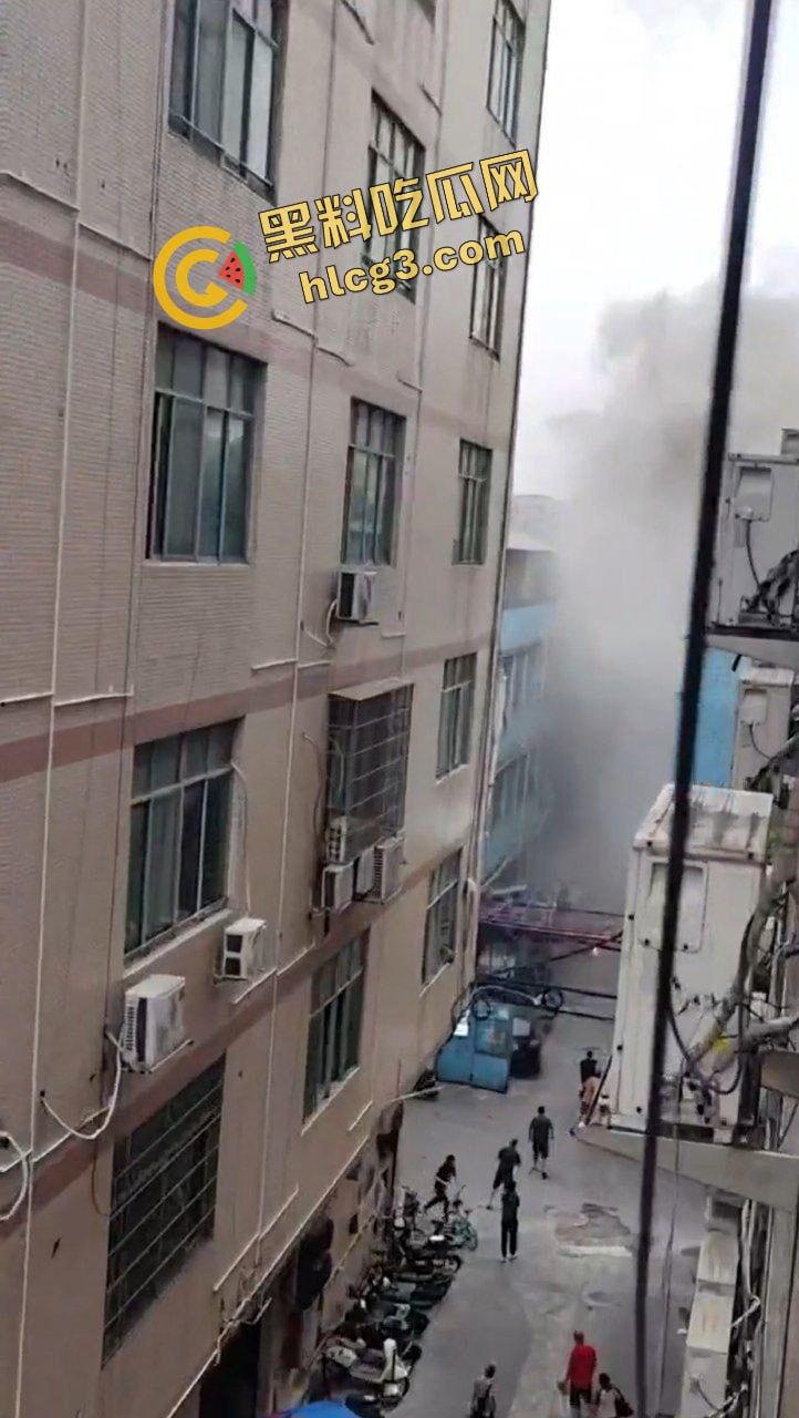 广州白云一仓库燃爆！火舌肆虐 浓烟滚滚 惊现小火人 致5人受伤！-7