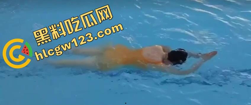 这游泳姿势教练是在床上教的？动作太熟练，一看就是下水前先上床,自由泳怎么越来越像自由用了!-9