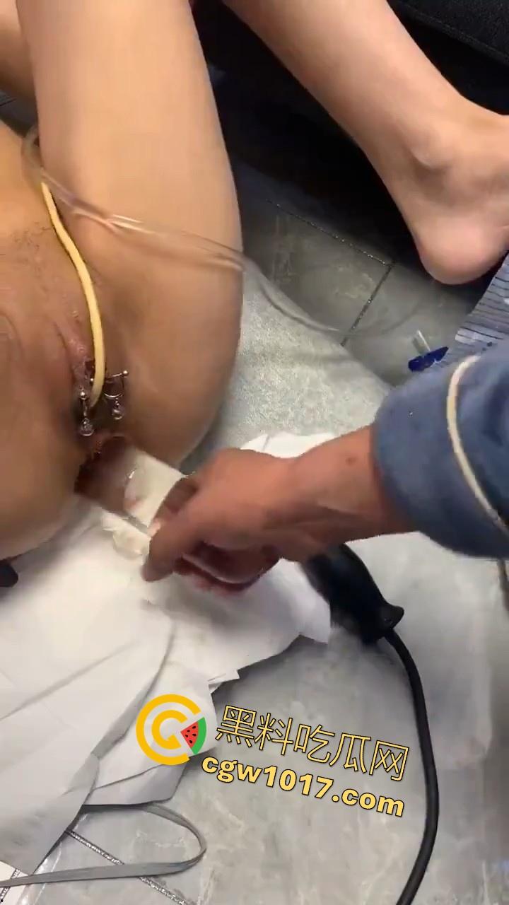 国产大神专业调教，安装尿袋开发菊花，大尺寸假屌其上，极其重口，但也极其专业，狠狠满足小骚逼！-3