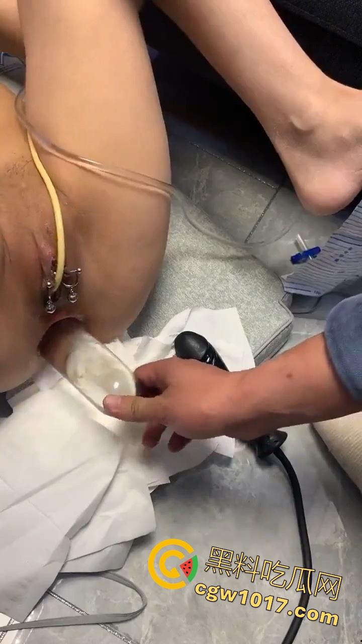 国产大神专业调教，安装尿袋开发菊花，大尺寸假屌其上，极其重口，但也极其专业，狠狠满足小骚逼！-4