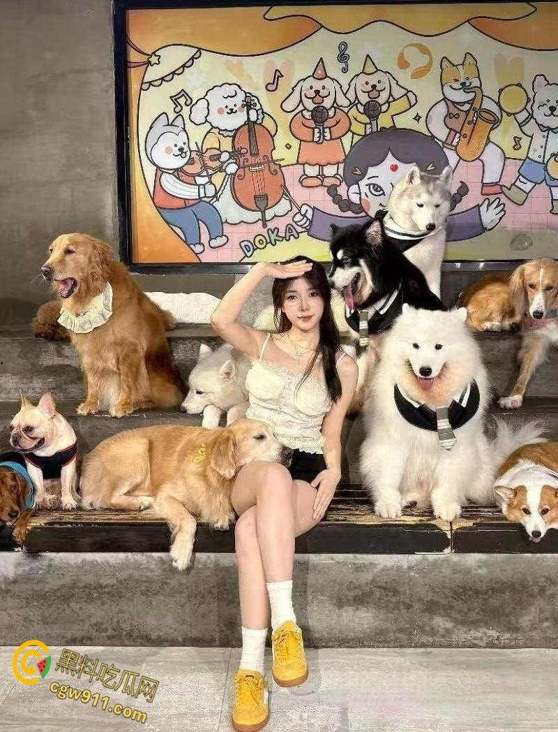 河南理工大学【沈银灯】，私下到处约炮体育生，对镜口交穿着黑丝被狂干，满地射完的避孕套真抗操啊！-4