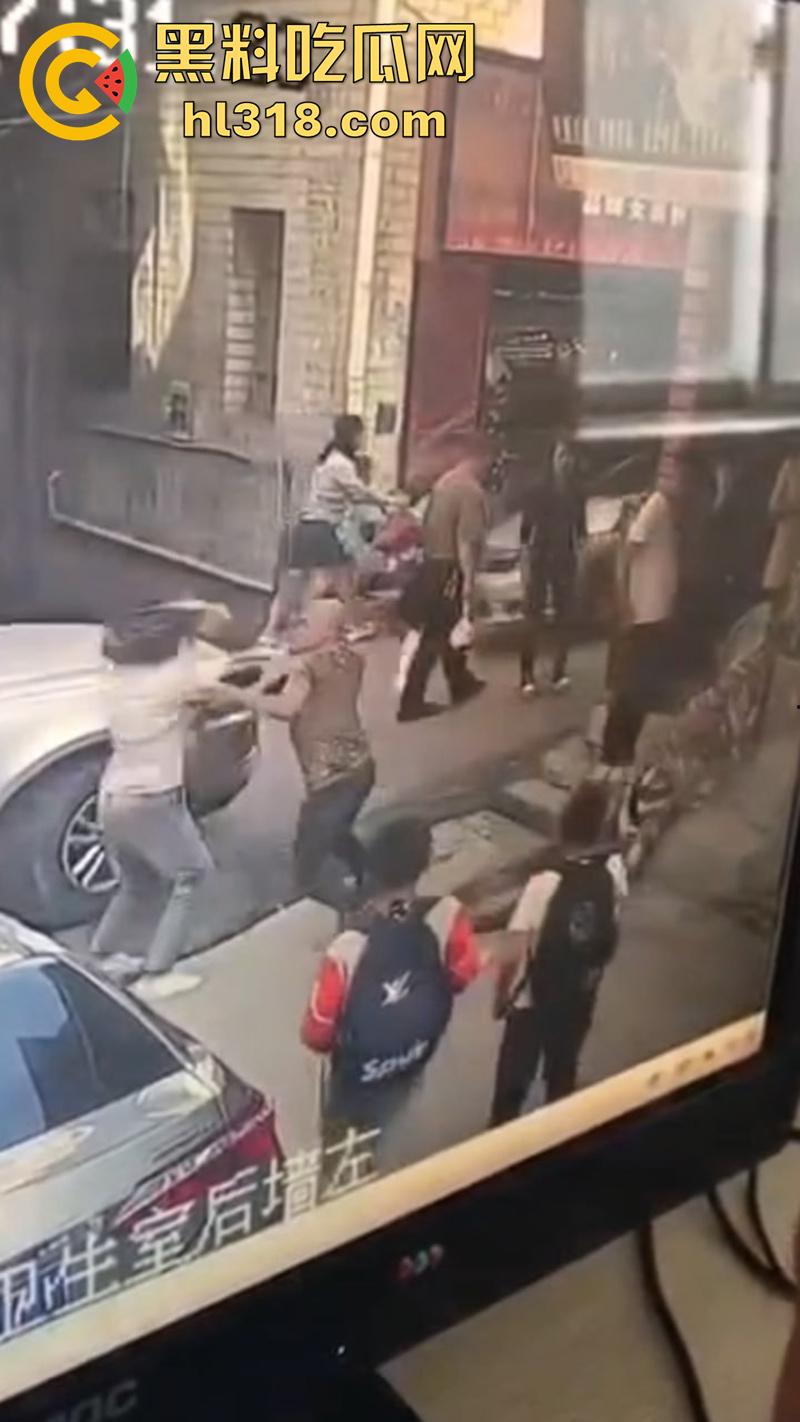 郑州男子持菜刀，砍杀奸夫淫妇，妻子出轨被老公发现，拿菜刀当场砍死奸夫，再追妻子狂砍！-3