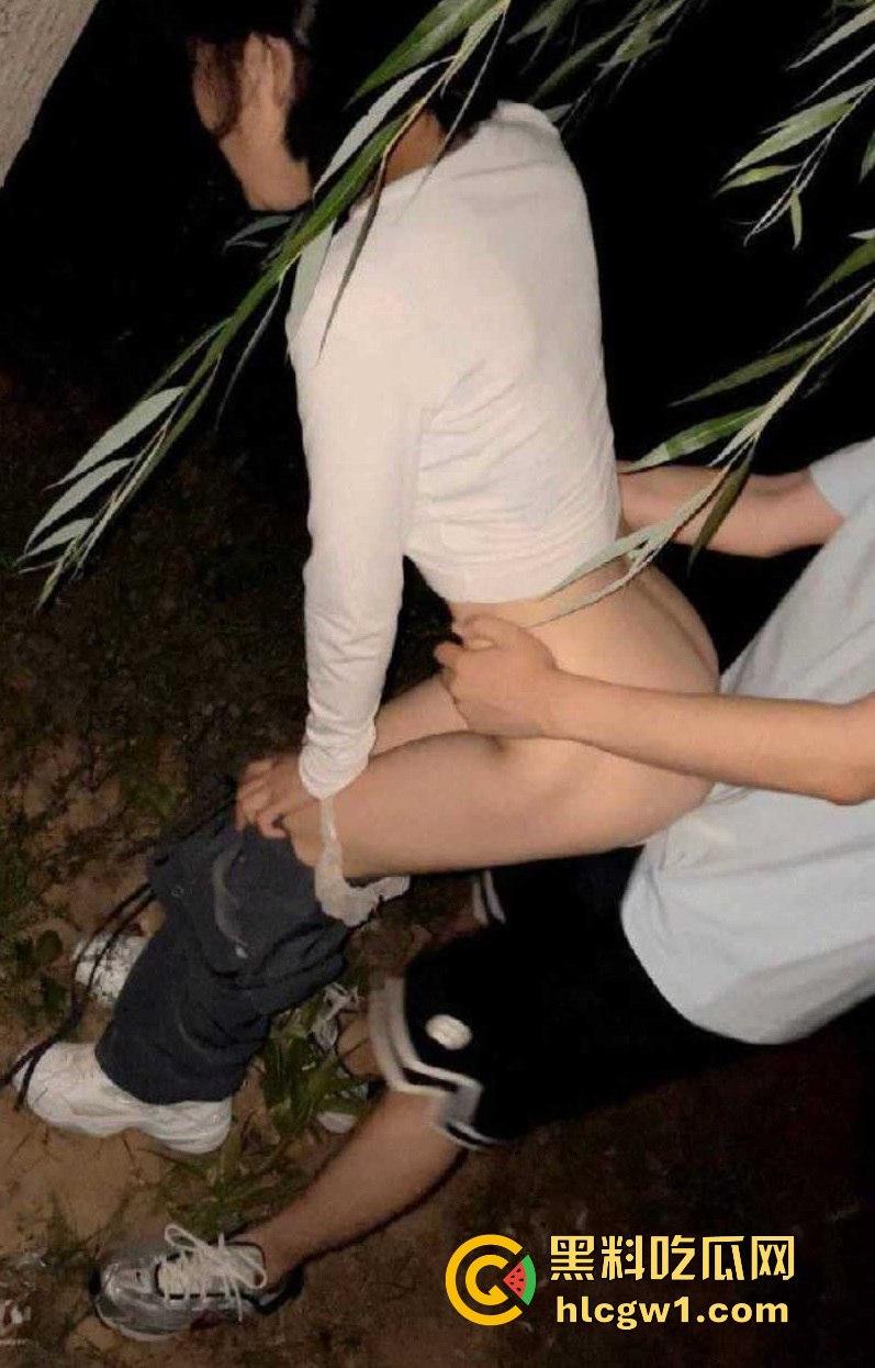 绿帽奴性彻底释放！绿帽男把老婆送给单男野战，自己边看边撸，屌都要撸秃了，绿毛龟真牛逼！-9