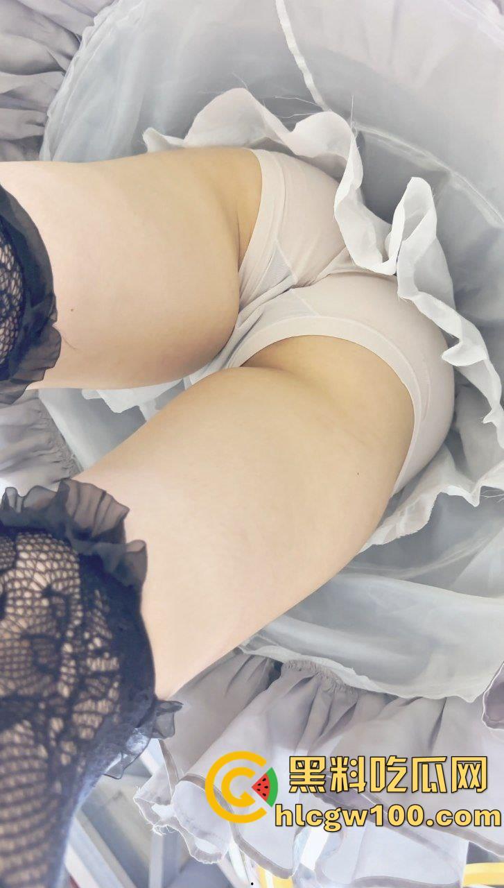 漫展抄底多名可爱学生妹，竟连内裤都不穿，阴毛浓密的骚穴暴漏在外，外表甜美可爱实则淫荡反差-3