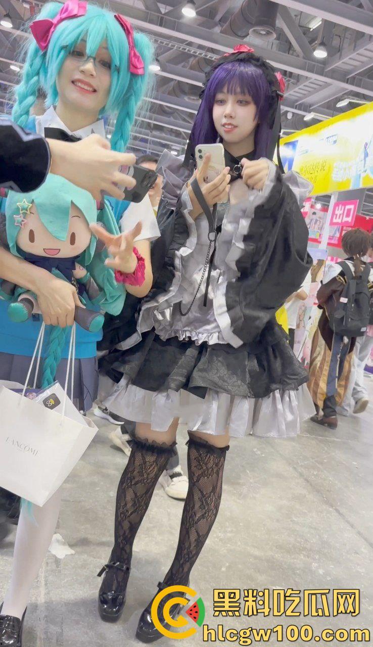 漫展抄底多名可爱学生妹，竟连内裤都不穿，阴毛浓密的骚穴暴漏在外，外表甜美可爱实则淫荡反差-10