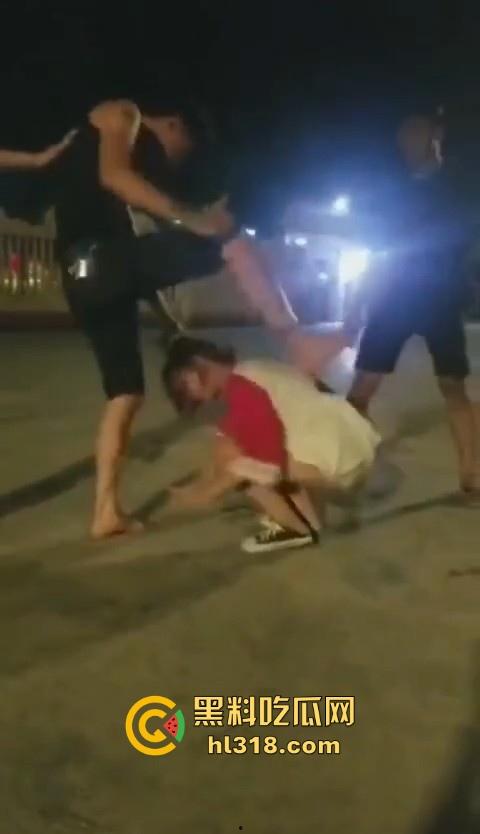 潮汕精神小伙围追堵截未成年小女孩，抓起来直接用鞋打，麻痹一群男人欺负一个小女孩算什么本事！-2