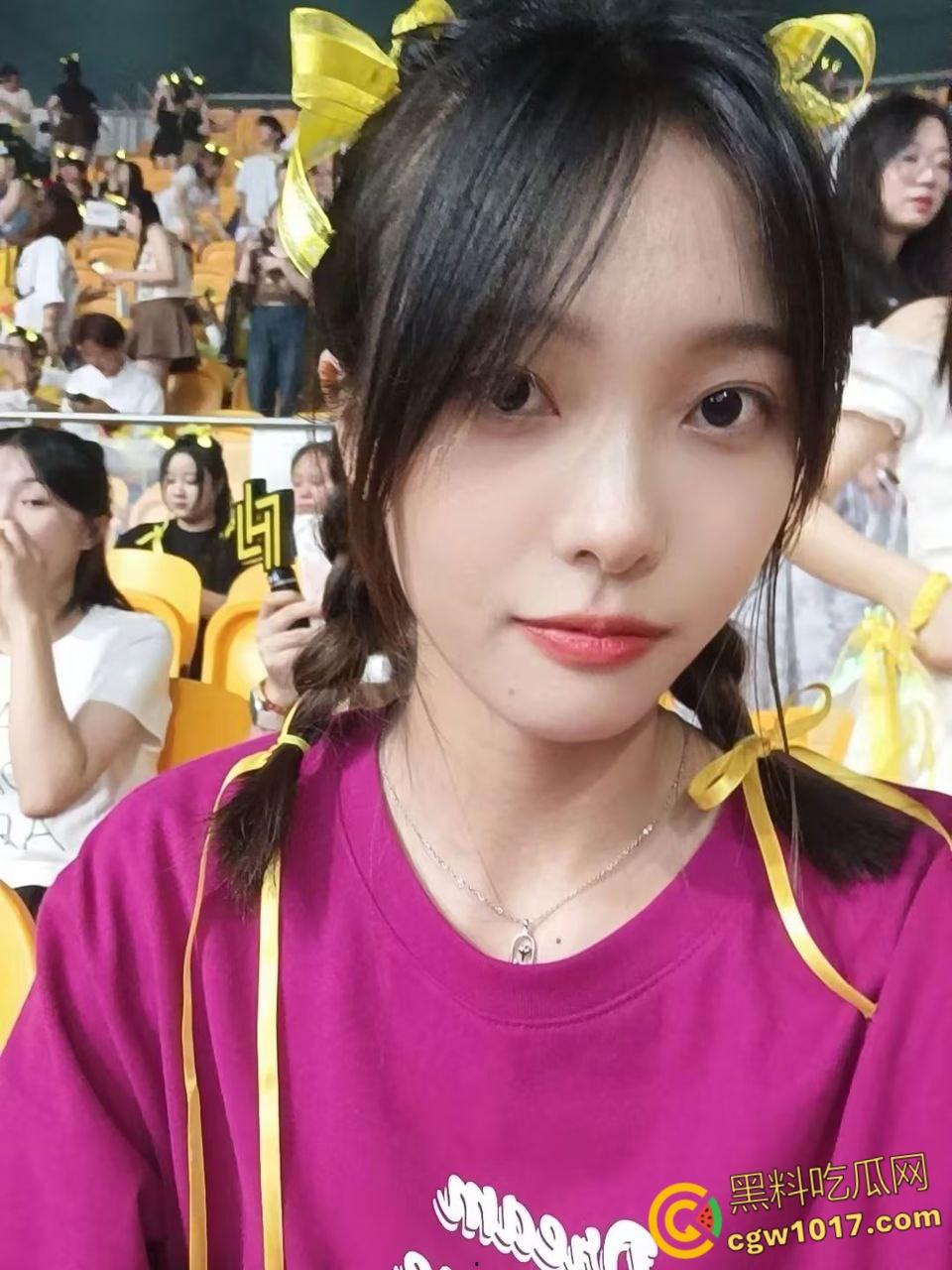 真实情侣露脸自拍，极品小女友情趣装与男友对镜后入，上位骑乘疯狂摆臀，被扛腿爆操表情超淫！-2