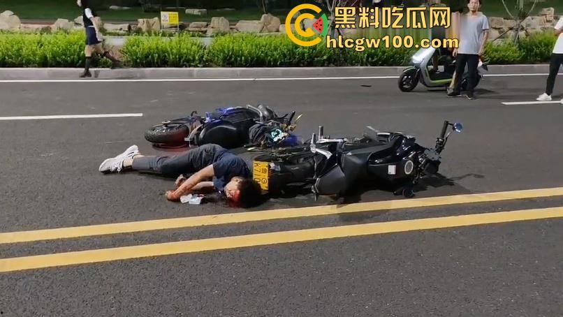 潍坊摩托集会惊爆血腥一幕：狂飙失控，骑手脑袋开花！被甩飞数米狂喷血、倒地抽搐命悬一线-1