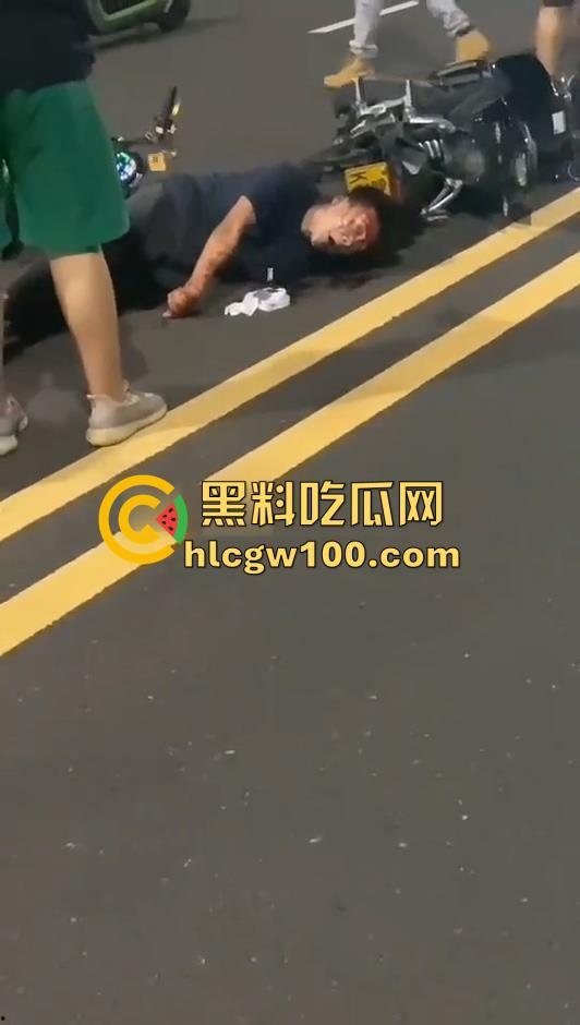 潍坊摩托集会惊爆血腥一幕：狂飙失控，骑手脑袋开花！被甩飞数米狂喷血、倒地抽搐命悬一线-4