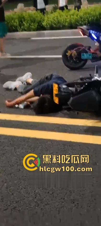 潍坊摩托集会惊爆血腥一幕：狂飙失控，骑手脑袋开花！被甩飞数米狂喷血、倒地抽搐命悬一线-5